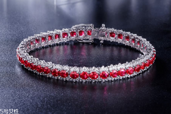 鸽血红宝石值钱吗,鸽血红红宝石价格