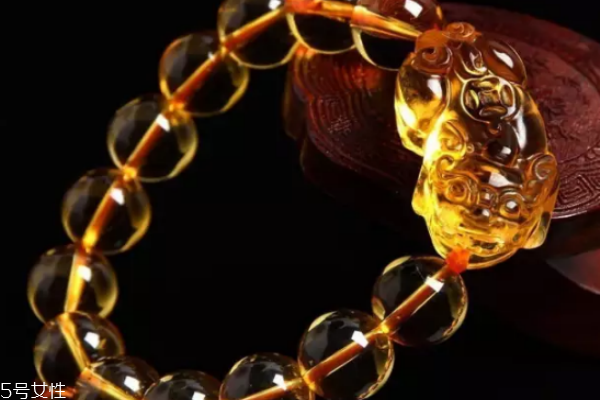 黄水晶和貔貅哪个招财,黄水晶貔貅好还是玉貔貅好啊