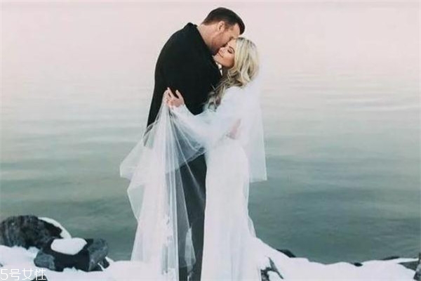 冬季结婚穿婚纱很冷怎么办,冬天结婚婚纱怎么穿不冷