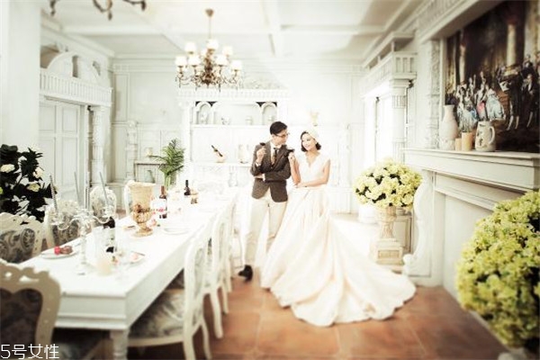 婚纱照的衣服自己选吗,拍婚纱选衣服是怎么选的