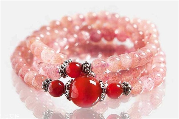 草莓晶戴哪只手比较好,草莓晶戴在哪个手上好