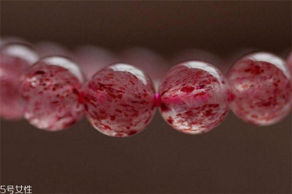 草莓晶和粉晶哪个好的功效和作用,草莓晶和粉晶哪个好招桃花