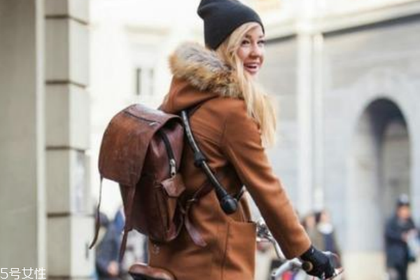 双肩包带子怎么穿法,双肩包带子怎么穿视频