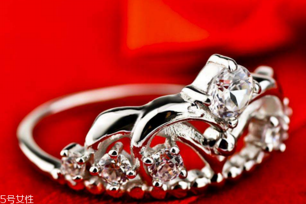 定制的钻戒好还是买品牌的好,可以定制钻戒的品牌