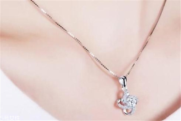 为什么戴银项链会变黑,戴的银项链变黑了,是不是身体不好? 为什么戴银项链会变黑,戴的银项链变黑了,是不是身体不好?