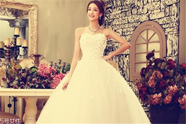 个子矮穿婚纱好看吗,个子矮适合穿什么婚纱