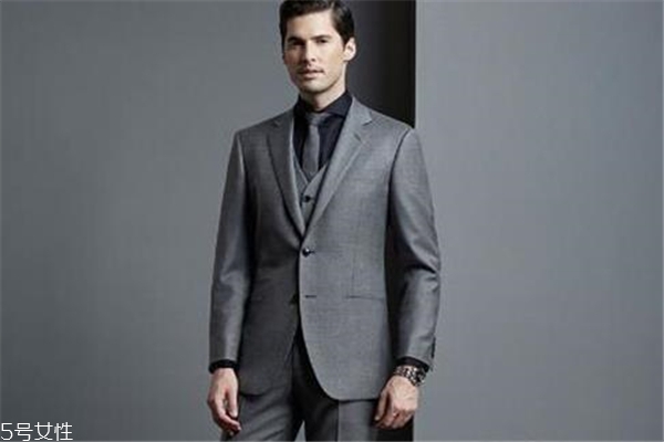 新娘穿中式礼服,新郎应该穿什么,新郎服装颜色有讲究吗