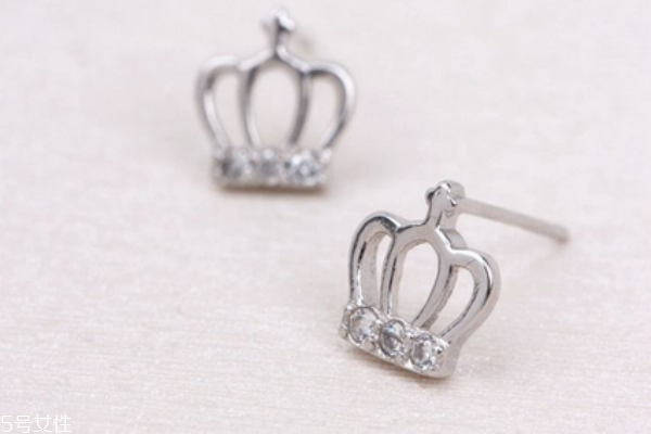 银耳钉能用酒精消毒吗?,纯银耳钉能用酒精消毒吗