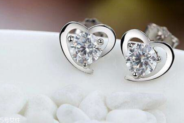 纯银耳钉怎么戴,纯银耳钉怎么选