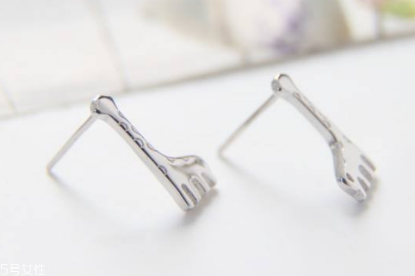 纯银耳钉怎么清洗,银耳钉清洗小妙招