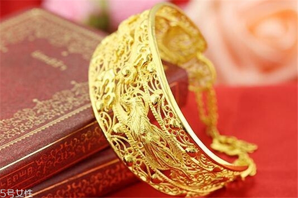 黄金手镯可以戴着洗澡吗,黄金手镯能戴着洗澡睡觉吗