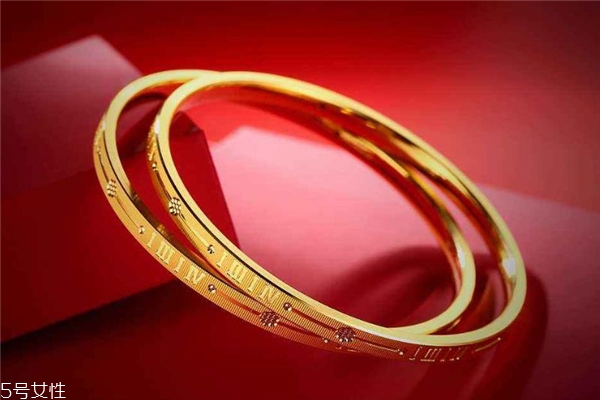 黄金手镯可以戴在右手吗,两个黄金手镯戴在一起会有磨损吗 黄金手镯可以戴在右手吗,两个黄金手镯戴在一起会有磨损吗