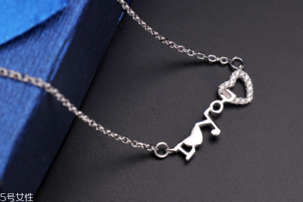 锁骨链怎么搭配好看,锁骨链好看还是项链好看 锁骨链怎么搭配好看,锁骨链好看还是项链好看