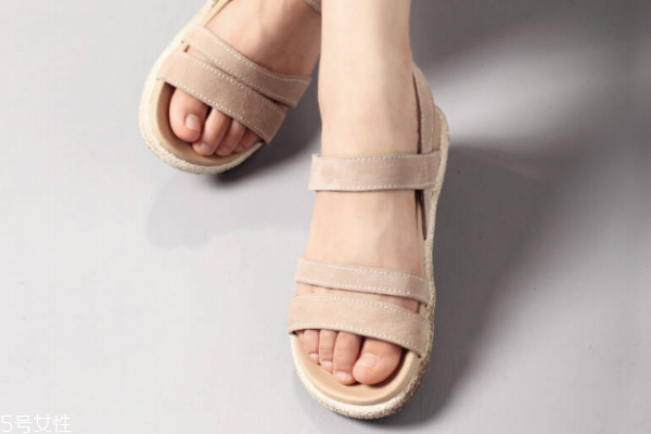 开车可以穿凉鞋吗违规吗,开车可以穿凉鞋吗