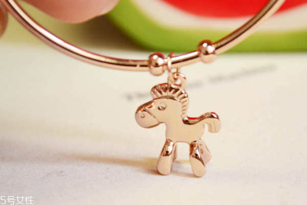 玫瑰金和白金哪个好看 看个人肤色,玫瑰金和白金哪个好看显白