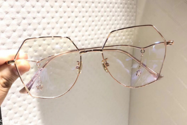 变色近视镜片对眼睛好吗,变色镜片对眼睛好吗?