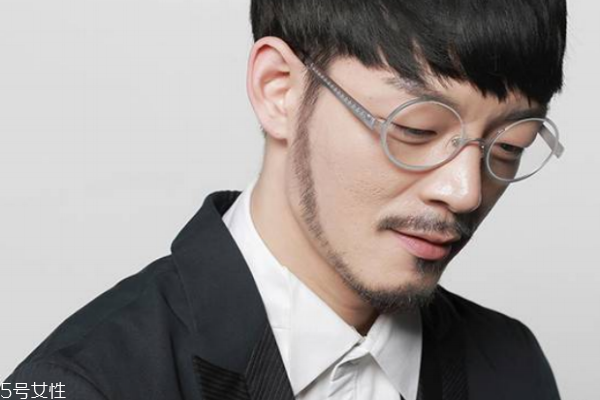 圆脸适合什么样的眼镜框,圆框眼镜适合什么脸型的男生