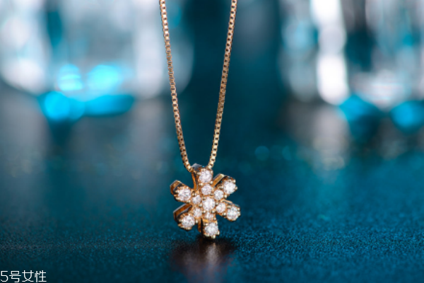 k金项链能配黄金吊坠吗,k金可以配黄金吊坠吗