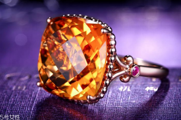 黄水晶可以戴右手吗?,黄水晶应该戴在左手还是右手 黄水晶可以戴右手吗?,黄水晶应该戴在左手还是右手