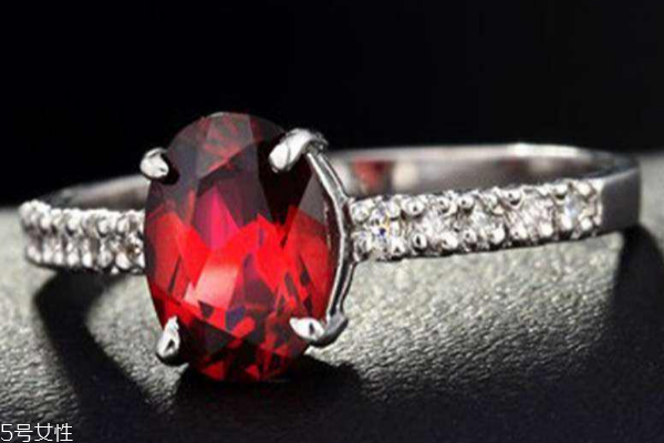 戒指上的锆石不亮了咋办,石榴石会不会越戴越亮