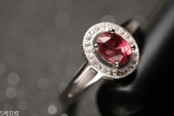 石榴石戒指的寓意,石榴戒指的寓意