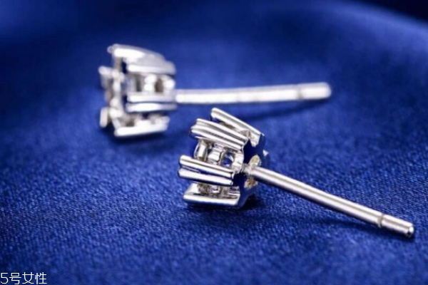 黄金耳钉洗澡要摘下来吗,金耳钉洗澡的时候要取吗