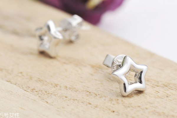 铂金耳钉可以戴着洗澡睡觉吗,黄金耳钉可以戴着睡觉吗