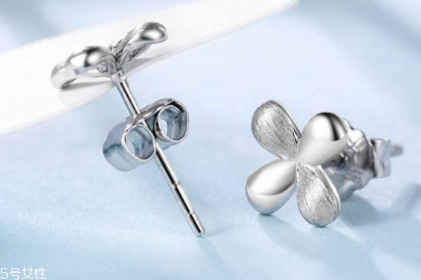 铂金耳钉什么牌子好,铂金耳钉和纯银耳钉哪个好