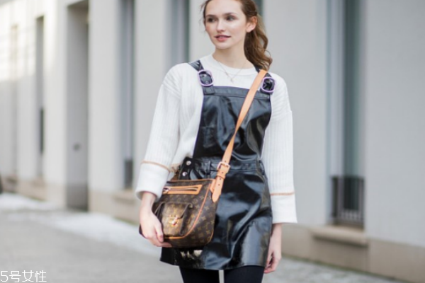 白色衣服怎么搭配好看,白色上衣搭配什么颜色裤子