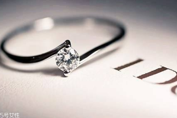 求婚用什么戒指比较好,求婚一般买什么戒指