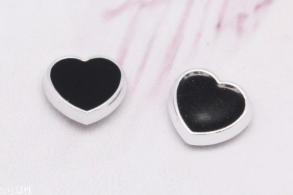 用铁的耳钉有什么危害,戴铁的耳钉有危害吗