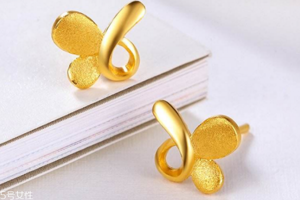 买黄金耳钉哪个牌子好,哪种黄金耳钉最好 买黄金耳钉哪个牌子好,哪种黄金耳钉最好