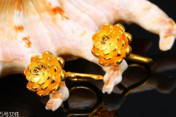 黄金耳钉后面的针是足金的吗,黄金耳钉耳堵不是足金
