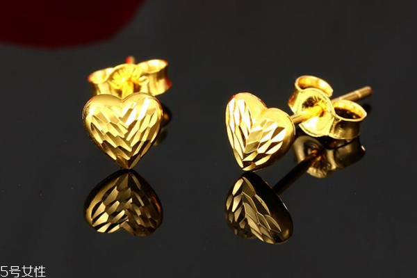 戴黄金耳钉还是过敏怎么办,黄金耳环过敏怎么办