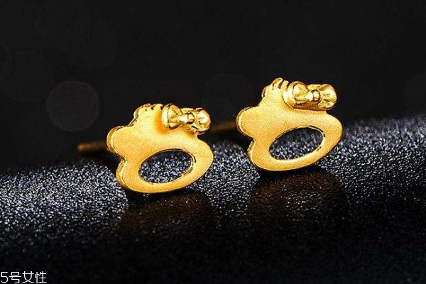 黄金耳钉发黑是怎么回事,金色耳钉发黑怎么办