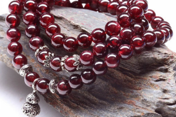 石榴石手链有什么寓意,红石榴石手链的寓意