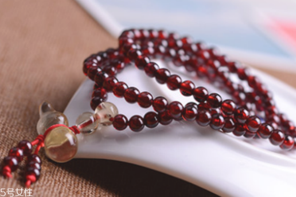 女人戴石榴石手链有什么好处,石榴石手链适合什么人戴
