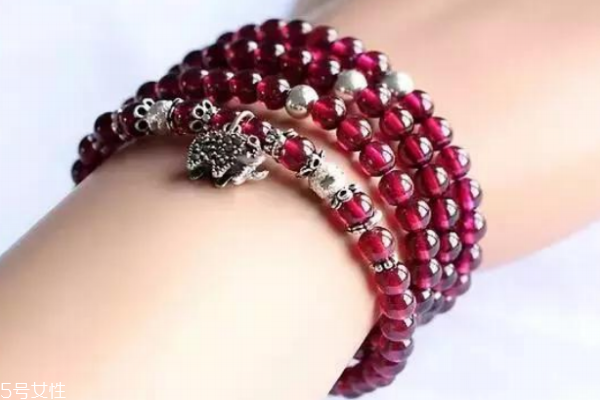 石榴石手链的功效和作用,戴石榴石手串的功效和作用