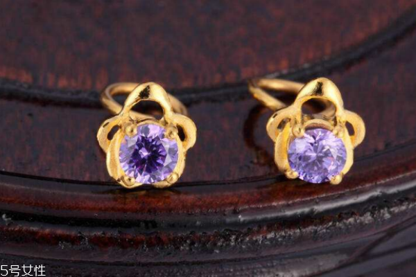 黄金耳钉可以用酒精消毒吗?,黄金耳饰能用酒精消毒吗