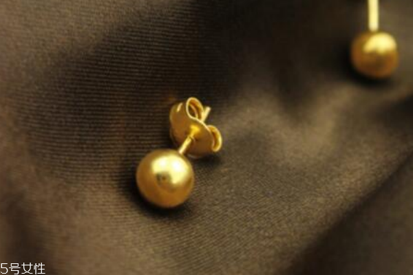 什么牌子的银耳环最好,中国黄金耳钉款式图片价格