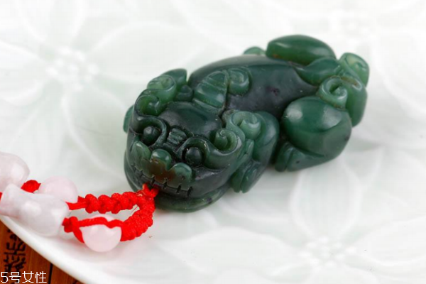 貔貅吊坠的寓意是什么,玉貔貅吊坠的寓意及象征 貔貅吊坠的寓意是什么,玉貔貅吊坠的寓意及象征