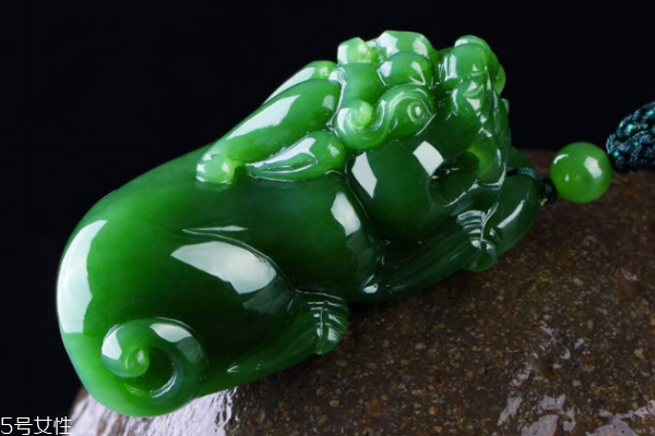 貔貅吊坠的正确佩戴方法,翡翠貔貅吊坠的寓意是什么