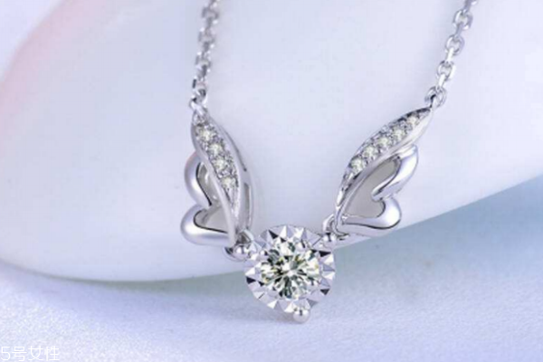 钻石项链睡觉可以戴吗,钻石戒指可以戴着睡觉吗 钻石项链睡觉可以戴吗,钻石戒指可以戴着睡觉吗