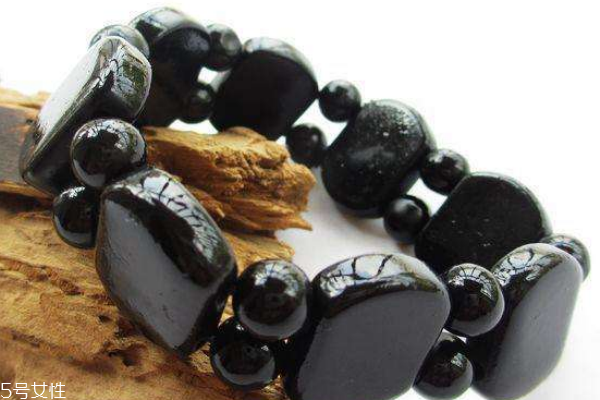 戴砭石手链有什么作用,孕妇可以戴月光石手链吗 戴砭石手链有什么作用,孕妇可以戴月光石手链吗