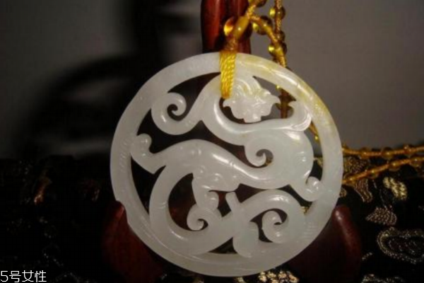 玉佩可以带着洗澡吗?,玉佩能带着洗澡吗