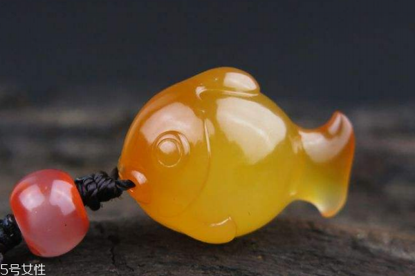 玛瑙和翡翠有什么区别哪个贵一点,怎么区分翡翠和玛瑙 玛瑙和翡翠有什么区别哪个贵一点,怎么区分翡翠和玛瑙