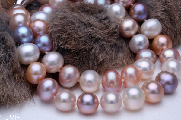 珍珠项链冬天可以戴吗,珍珠项链适合什么季节戴? 珍珠项链冬天可以戴吗,珍珠项链适合什么季节戴?