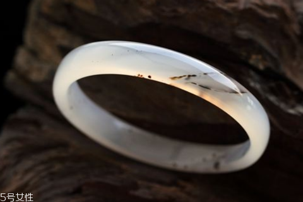 怎样保养翡翠手镯,怎样保养翡翠手镯才能更通透