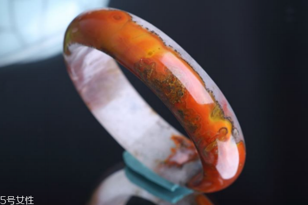 戴玛瑙手镯好吗,红玛瑙手镯适合什么人戴