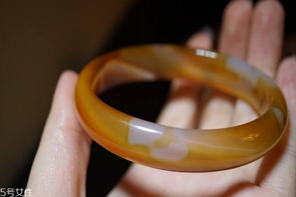 玛瑙手镯戴哪只手比较好?,什么样的玛瑙手镯好 玛瑙手镯戴哪只手比较好?,什么样的玛瑙手镯好